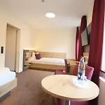 Muenchner Hof Otel 3*